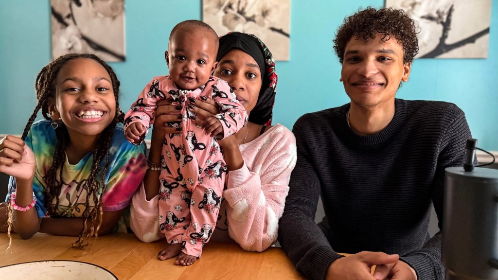 Mami Bowedes and her 3 kids